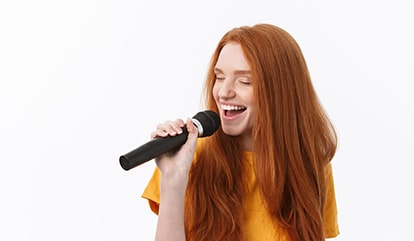 歌っている女性の写真